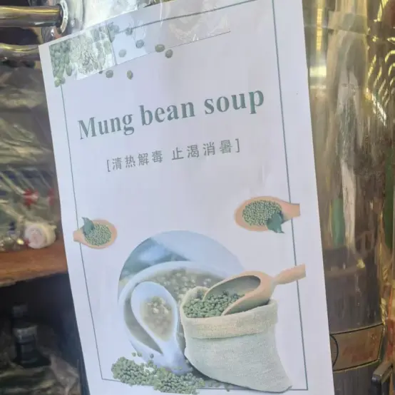 Li Weiyuan은 열사병 예방 및 냉각 용품을 근로자에게 배포합니다.