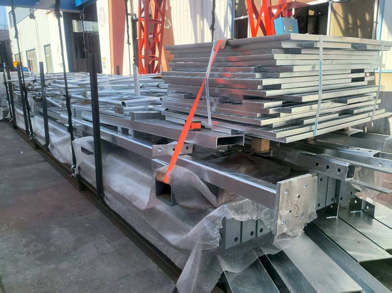 강철 계단은 케이맨 제도에 도착합니다. 새로운 건축 요소가 태평양 횡단 여행을 시작합니다.